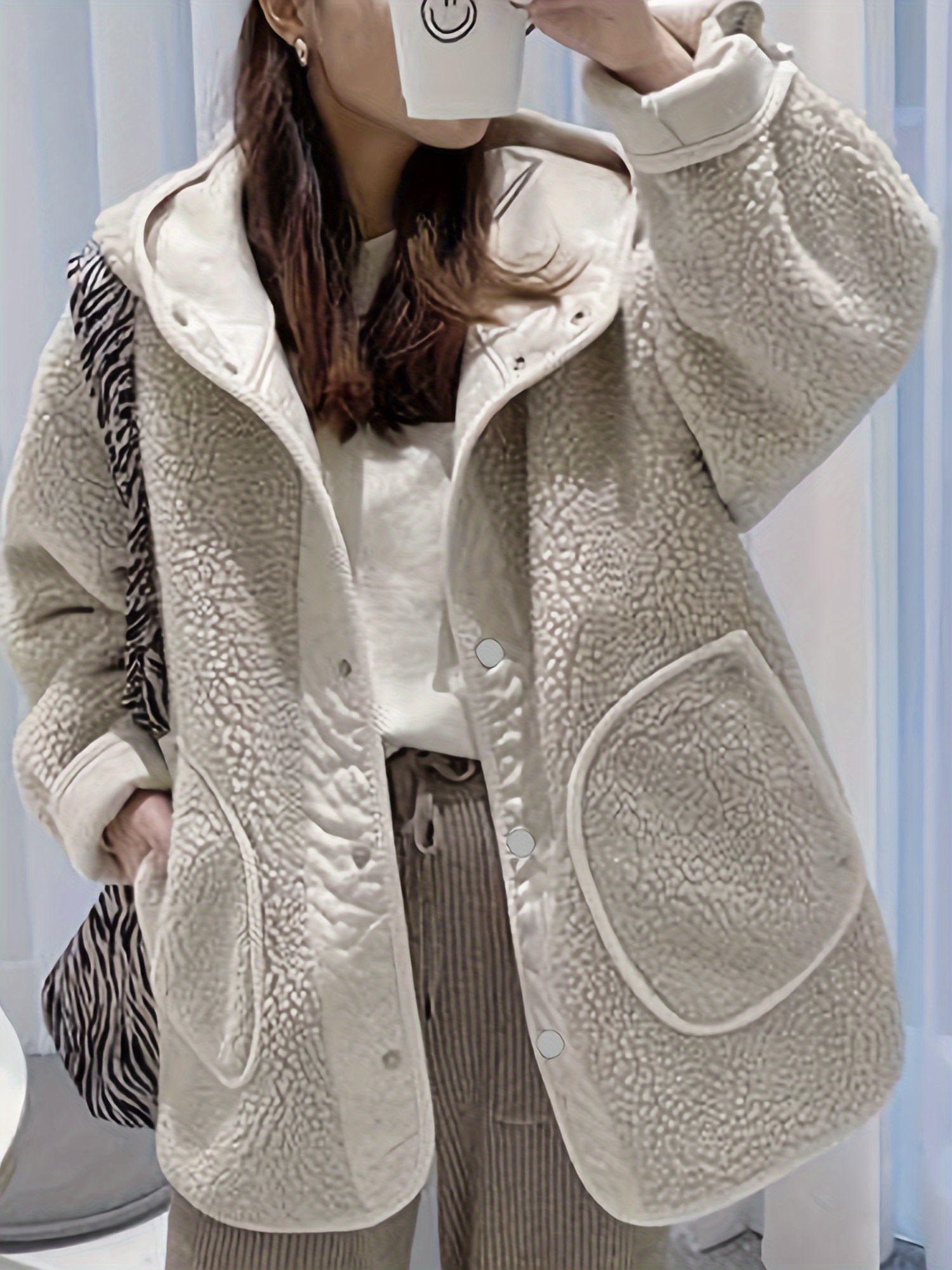 纯色连帽泰迪熊毛绒大衣，休闲纽扣前襟长袖冬季外套，女士服饰细节图 3