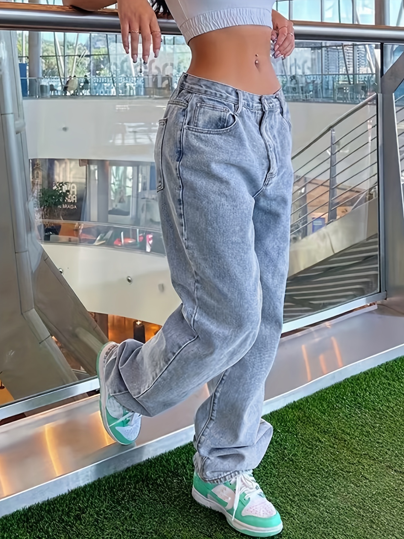 浅色水洗蓝色宽松男友风牛仔裤 – 背面图