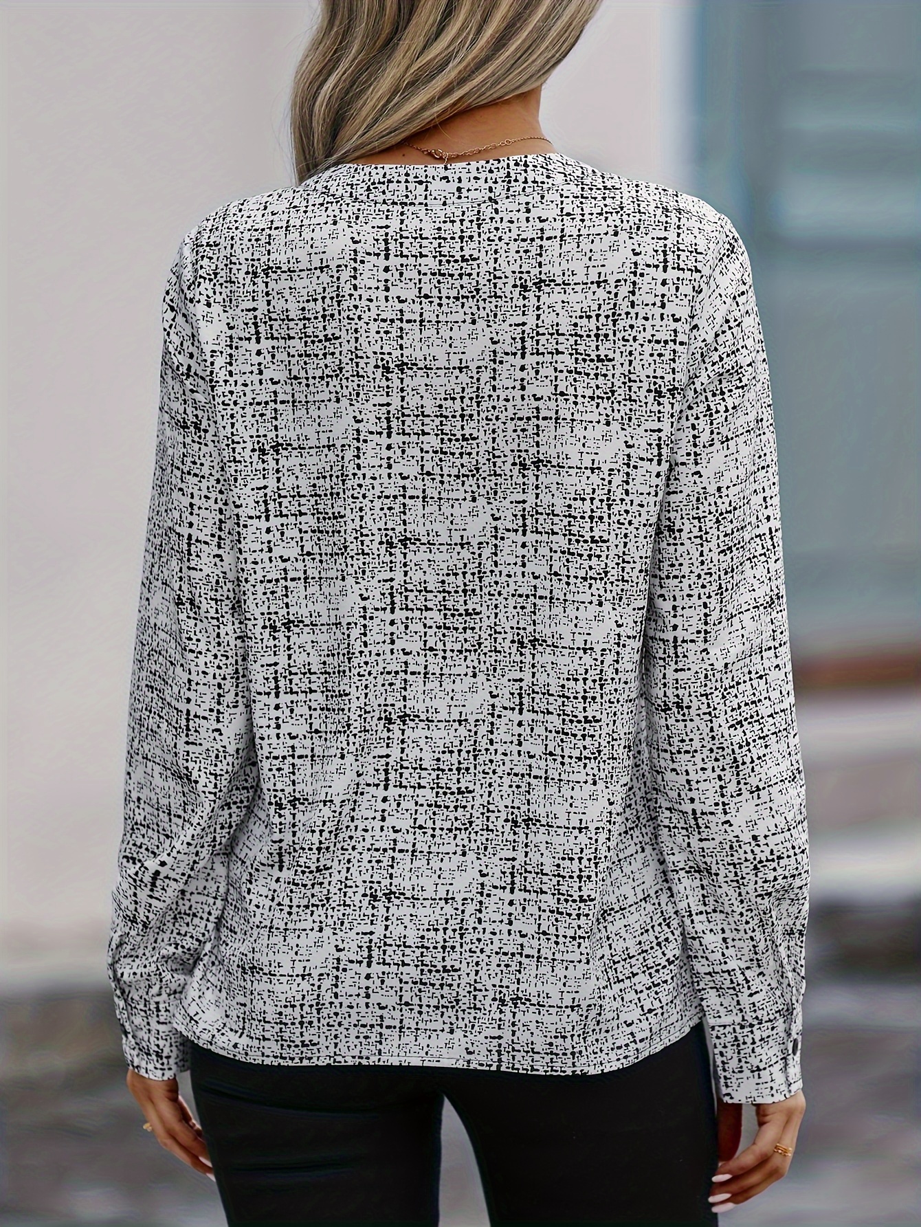 全幅印花V领上衣 优雅长袖女式服装细节图 0