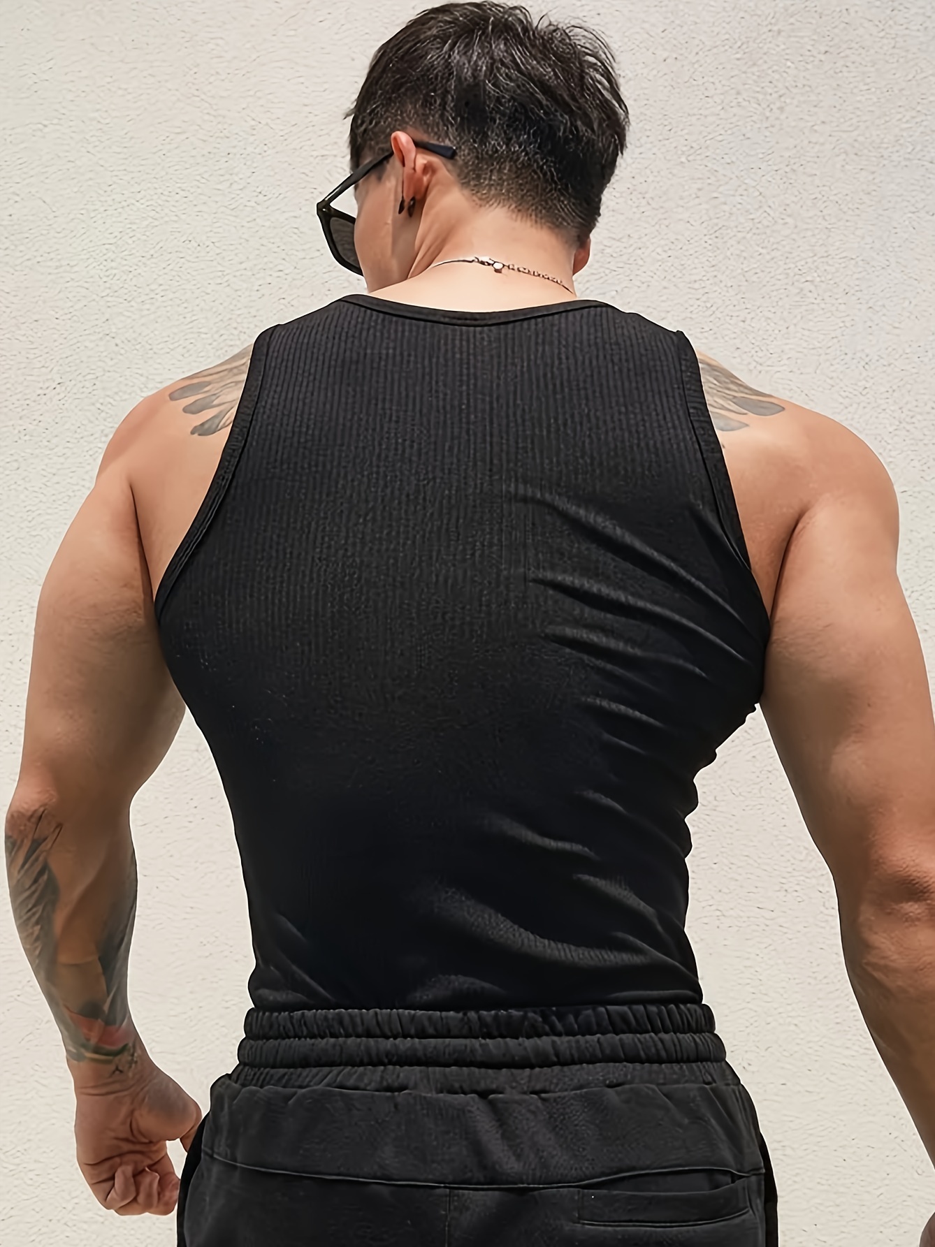 棉混纺男士纯色背心，休闲舒适，适合夏季穿着，男士无袖上衣，健身训练运动服饰细节图 1
