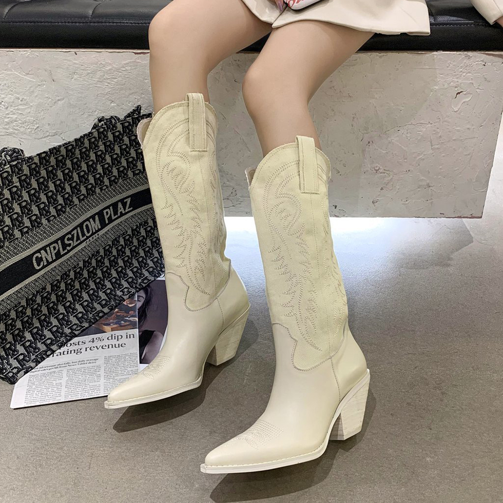 女士刺绣牛仔靴，正面图
