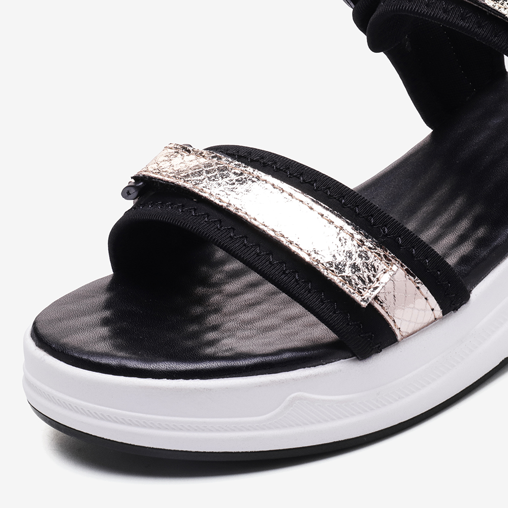 女士坡跟凉鞋鞋底细节图