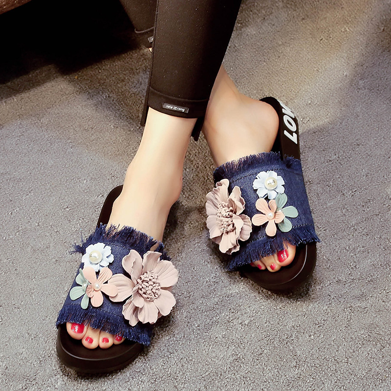 女士花卉牛仔拖鞋，正面视图